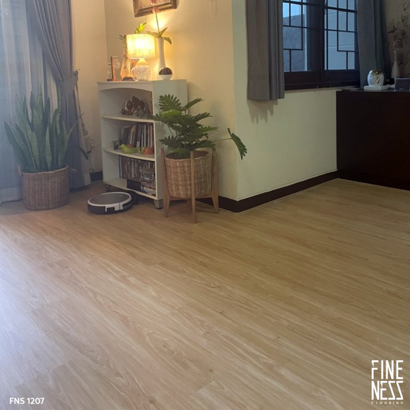 FINENESS FLOORING FNS 1207 พื้น SPC คลิ๊กล็อค ลายไม้เมเปิ้ล สีเหลืองอ่อน หนา 6 มม.