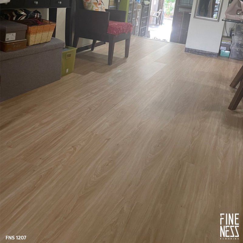 FINENESS FLOORING FNS 1207 พื้น SPC คลิ๊กล็อค ลายไม้เมเปิ้ล สีเหลืองอ่อน หนา 6 มม.